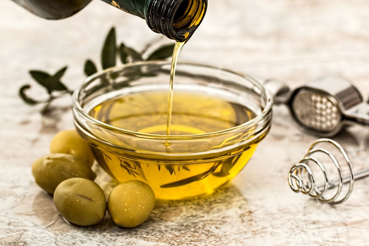 Bol con aceite de oliva virgen extra