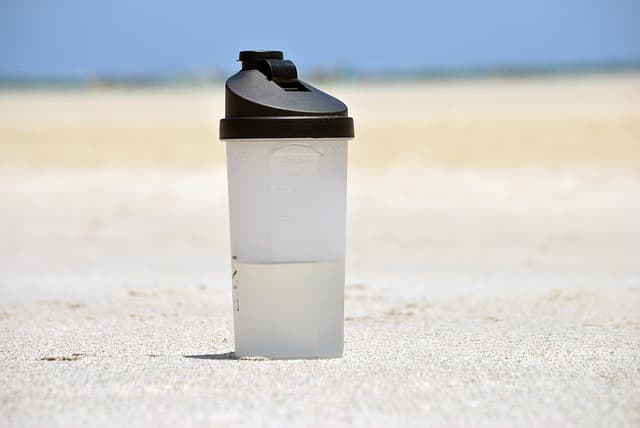 si bebes mucha agua ayuda a protegerte del sol